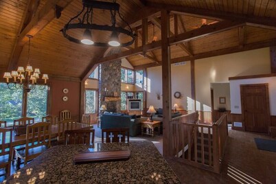 Fabulous Home Away From Home, Fabulous Home Away From Home - 4 Bdr - With Hot Tub!