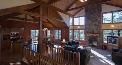 Fabulous Home Away From Home, Fabulous Home Away From Home - 4 Bdr - With Hot Tub!