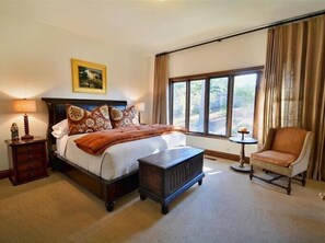 4 bedrooms, iron/ironing board, internet, bed sheets