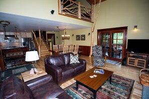 Smart TV, lareira, aparelho de som