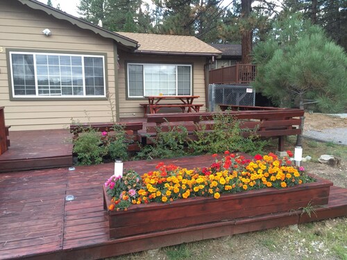 2bd2bth CABIN with  WIFI,  HotTub,  Full Kitchen, smart tv/ Book1week get 20%off