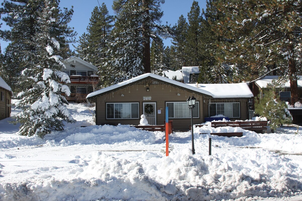 2bd2bth CABIN with WIFI, HotTub, Full Kitchen, smart tv/ Book1week get 20%off