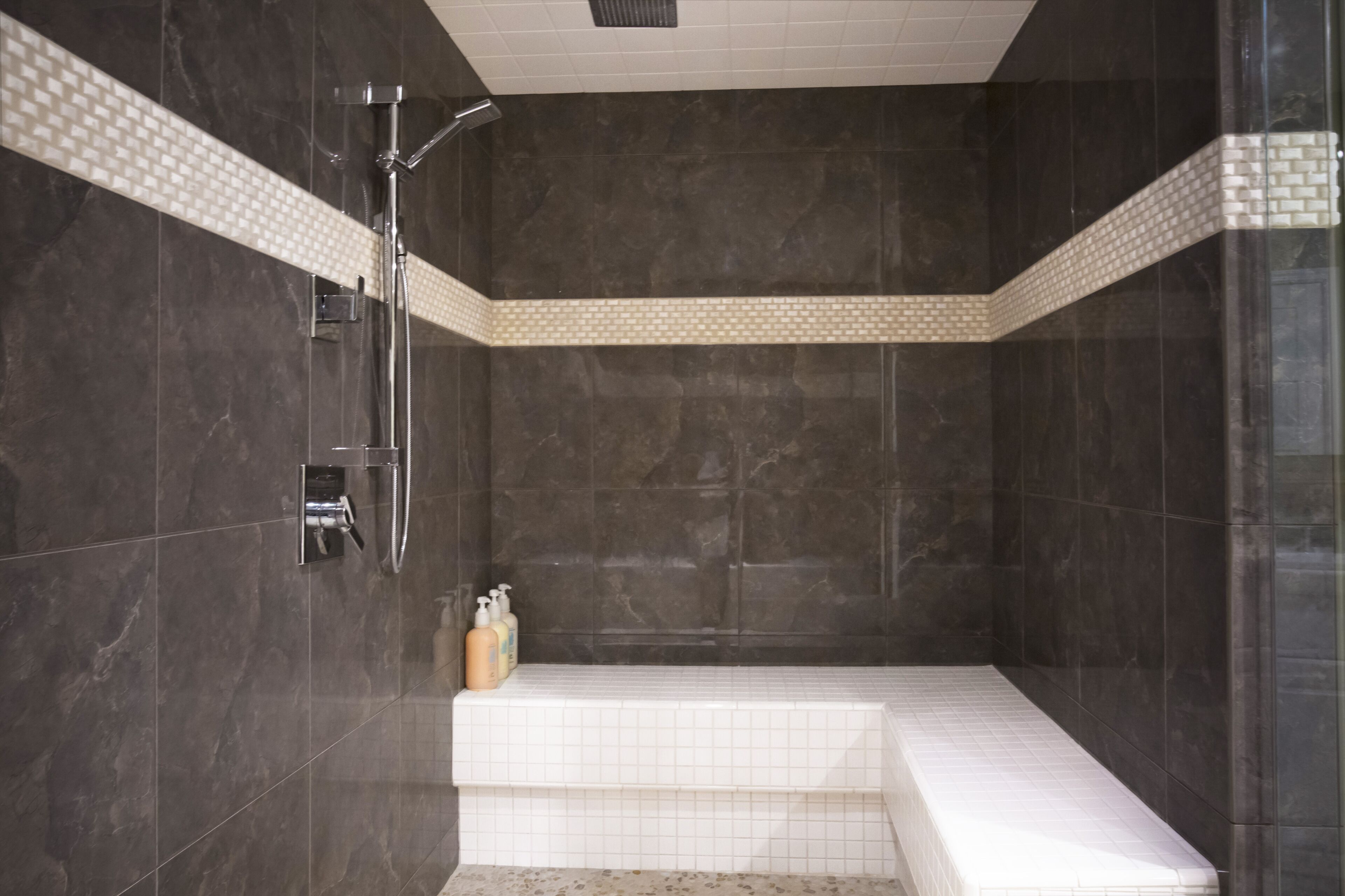 Douche, sèche-cheveux, serviettes fournies, savon