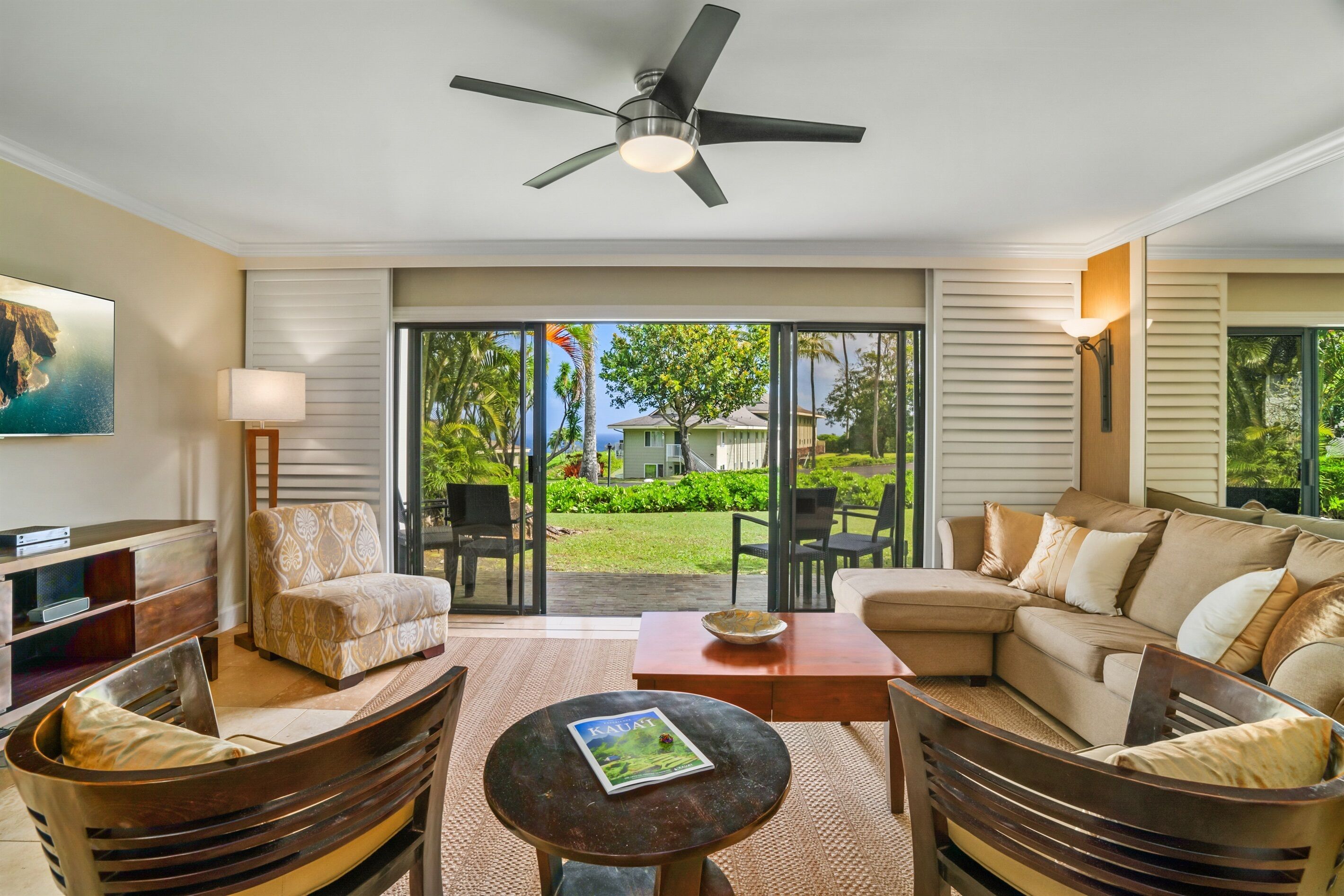 Een smart-tv en een stereo