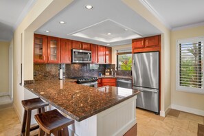 冷蔵庫、電子レンジ、オーブン、コンロ