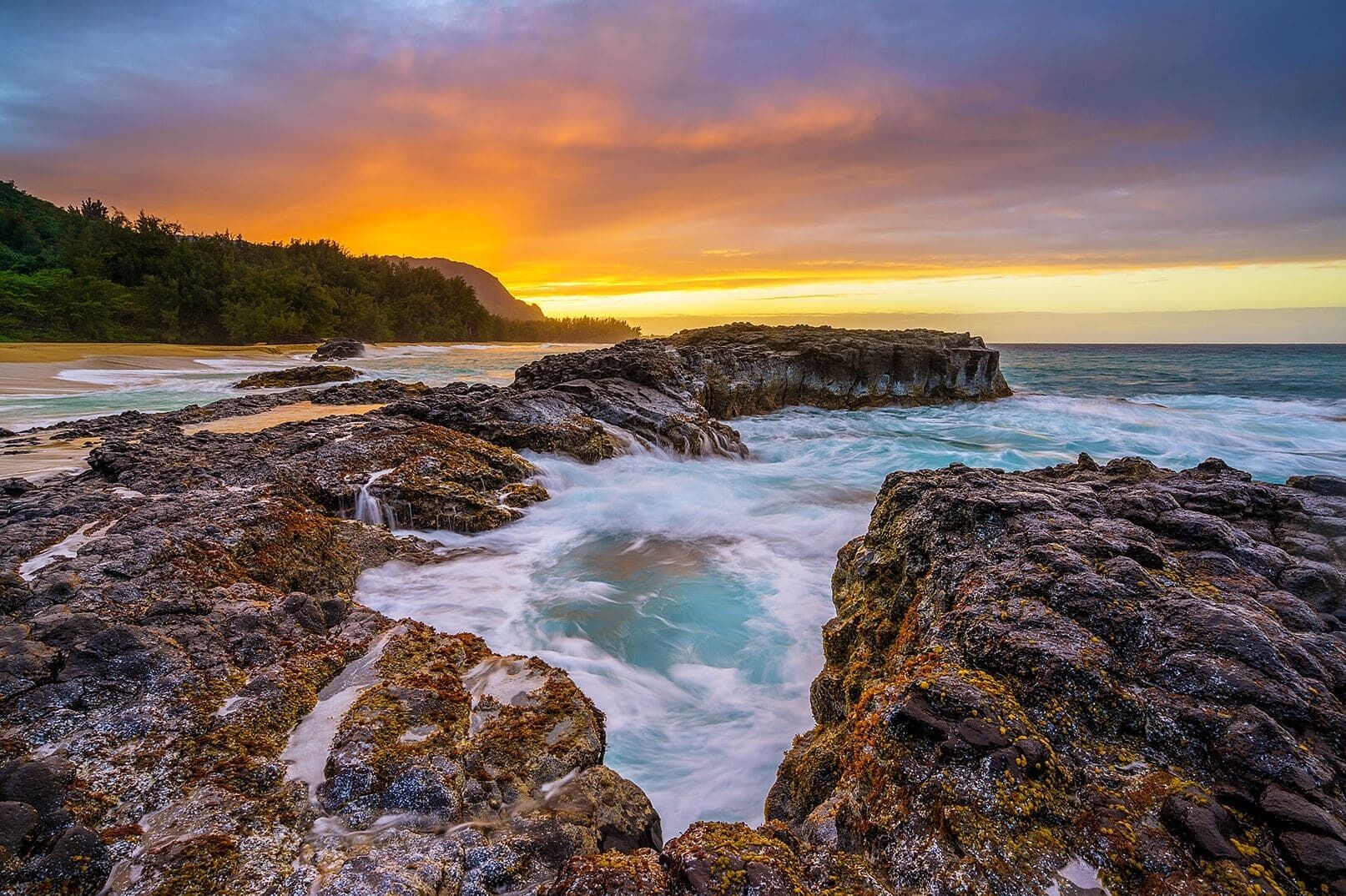 Un paisaje costero con formaciones rocosas y una puesta de sol.