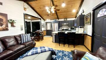 Smart-TV, Kamin, DVD-Player, Bücher