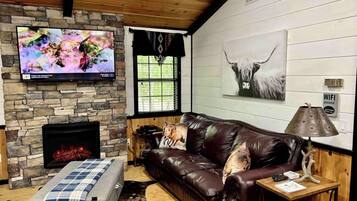 Smart-TV, Kamin, DVD-Player, Bücher