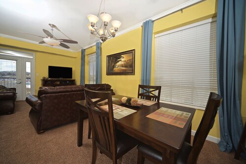 Luxury Spacious Riverfront Condo in Perfect Location near Tanger Outlets