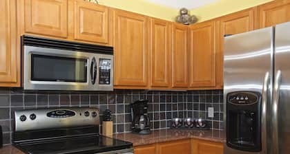3 mh Luxury Riverfront Condo / Perfect locaton / 2 mh saatavilla myös VRBO # 859465