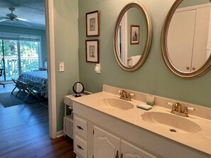 3 chambres, fer et planche à repasser, Wi-Fi gratuit, draps fournis