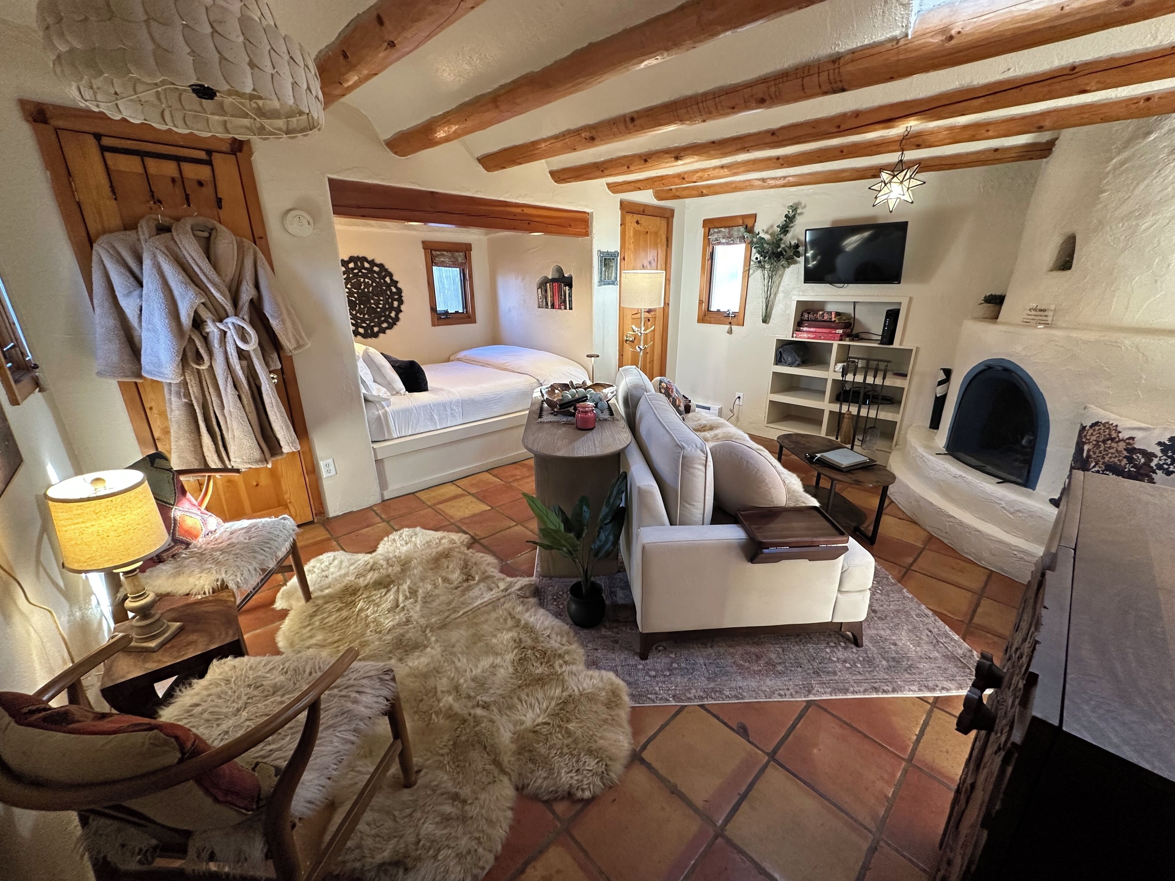 2 habitaciones, escritorio y tabla de planchar con plancha 