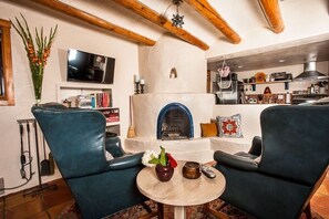 Smart-TV, Kamin, Bücher, Musikbibliothek