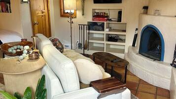 Smart TV, chimenea, libros y biblioteca musical