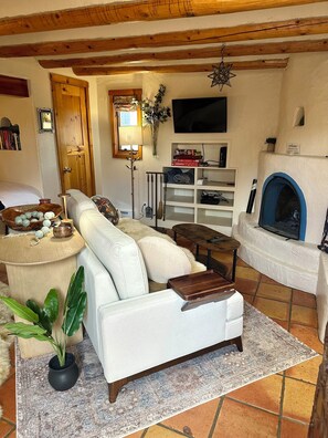 Smart TV, fireplace, books, music library - Relaxing Casita With Hot Tub Near The Broadmoor (Colorado Springs)