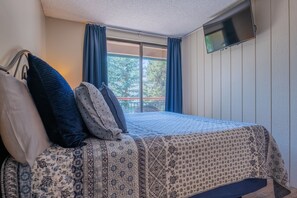 1 dormitorio, tabla de planchar con plancha, wifi y ropa de cama