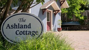 A sign for The Ashland Cottage. - The Ashland Cottage, walk to town (Ashland)