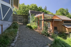 Property grounds - The Ashland Cottage, walk to town (Ashland)