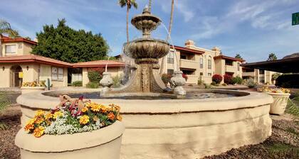 Increíble condominio con vistas a la montaña alrededor de la piscina