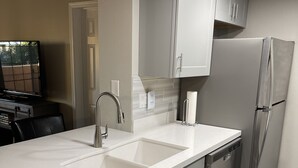 コーヒー / ティーメーカー、冷蔵庫、電子レンジ、オーブン