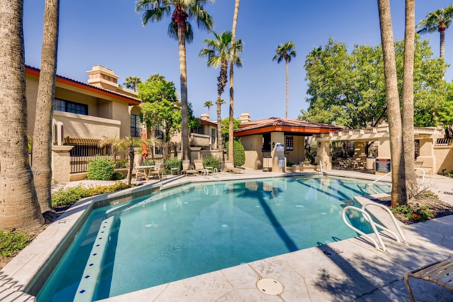 Utendørsbasseng og et oppvarmet basseng