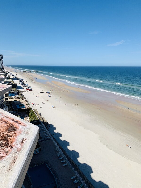 Rannalla, aurinkotuoleja, rantapyyhkeitä