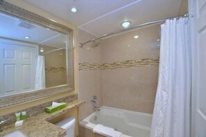 Douche, baignoire à jets, sèche-cheveux, serviettes fournies