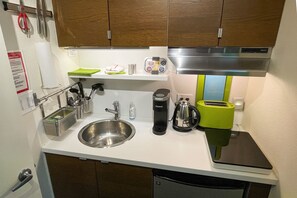 Frigorífic, microones, placa de cuina i cafetera i tetera 