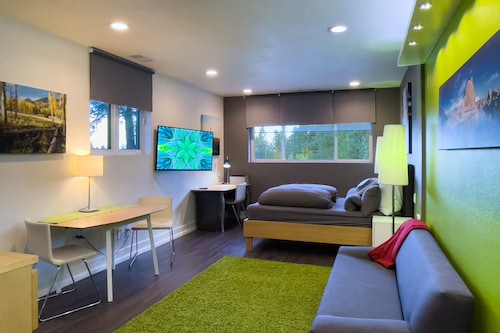 CherryHill Downtown - Techie Modern STUDIO Super Clean! A/C & EV L2