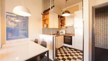Réfrigérateur, micro-ondes, four, plaque de cuisson