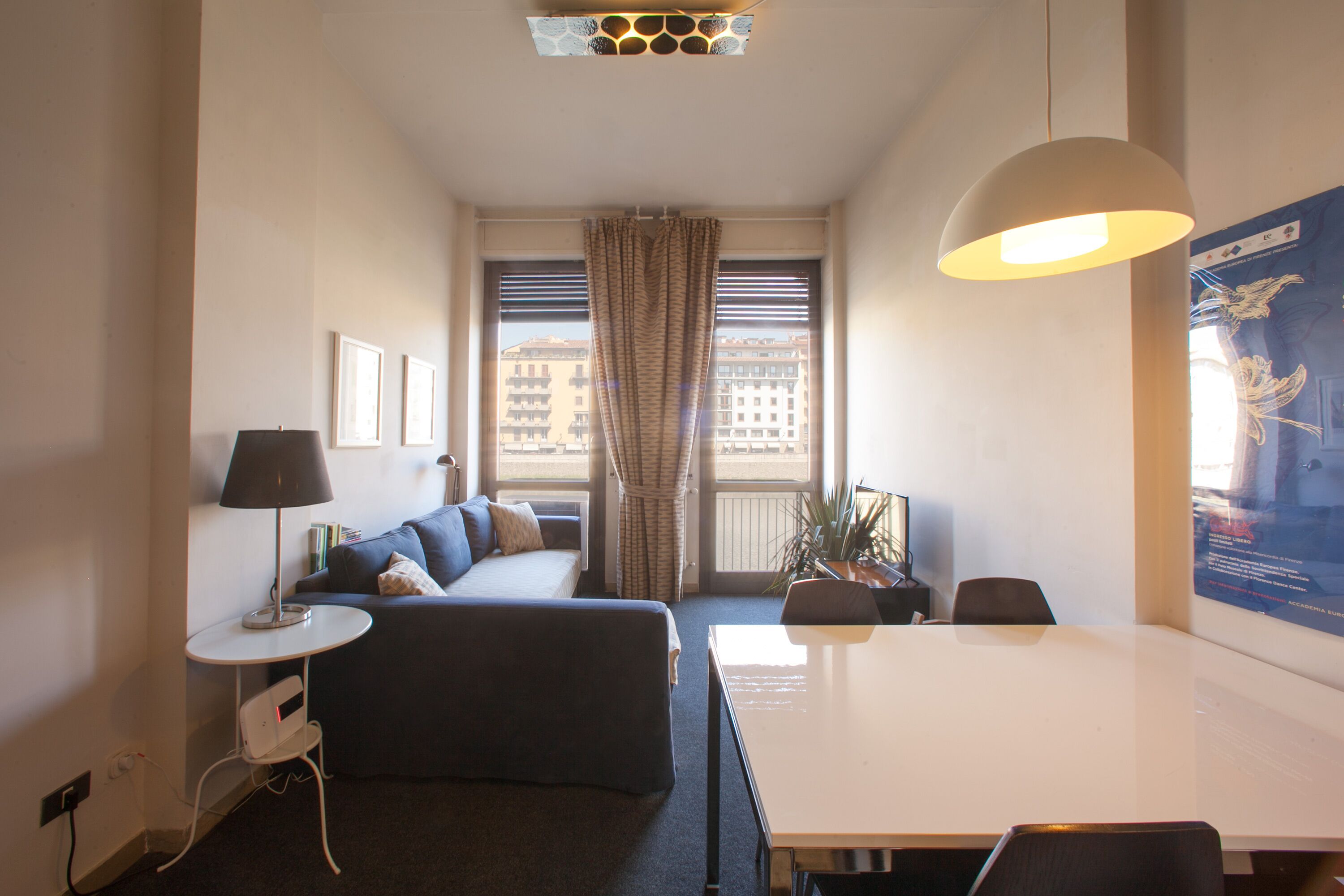 TV connectée, livres, médiathèque, chaîne hi-fi