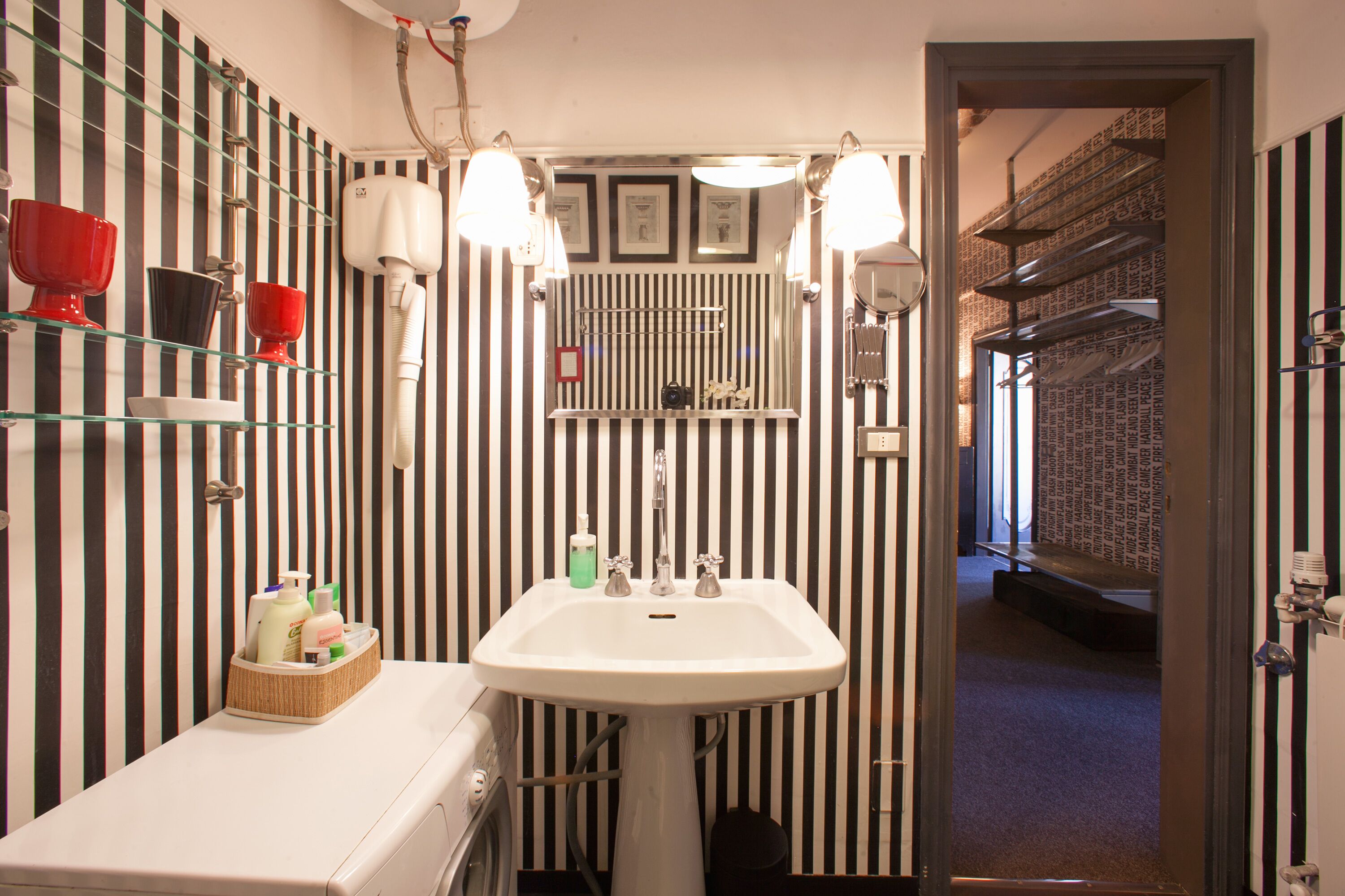 Doccia, asciugacapelli, asciugamani, sapone