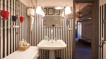 Doccia, asciugacapelli, asciugamani, sapone