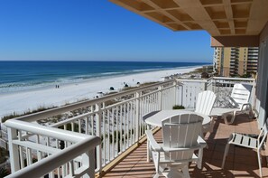 Property grounds - Middle Unit ❤️❤️ Watch 🐬🐬 From the Balcony😎 Remodeled Beachfront Located ⚓️⚓️ (Destin)