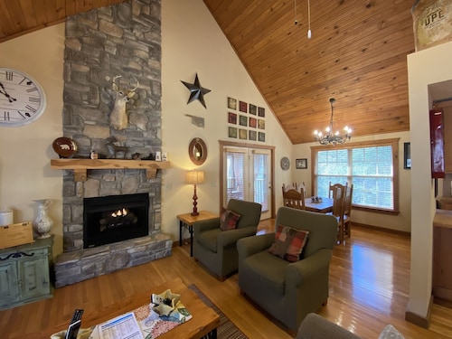 Best Rustic Cabin Retreat in StoneBridge!  Experienced host, BBQ area, SDC, A++