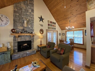 Best Rustic Cabin Retreat in StoneBridge!  Experienced host, BBQ area, SDC, A++