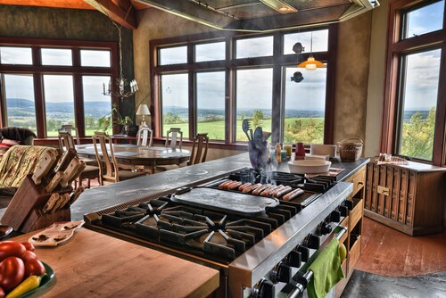 Large property with 2nd barn/game house and additional beds