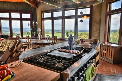 Large  property with 2nd barn/game house and additional beds 