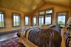 5 bedrooms, desk, WiFi, bed sheets - Large property with 2nd barn/game house and additional beds (Canajoharie)