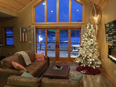 Newer Modern Lodge! Central Black Hills, 4 bdrms/2 baths-15 min. to Mt. Rushmore