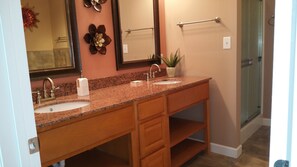 Combined shower/tub, jetted tub, hair dryer, towels - Luxury Riverfront Condo in Perfect Location near Tanger Outlets (Sevierville)