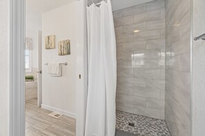 Combined shower/bathtub, jetted bath, towels, soap - 7 + Bedroom, 5.5 Bthrm - Pool/Hot Tub, Semi-Ocean Front - Sandbridge Beach, VA (Virginia Beach)