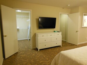 3 bedrooms, desk, iron/ironing board, WiFi