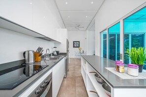 Køleskab, mikrobølgeovn, ovn, kogeplade