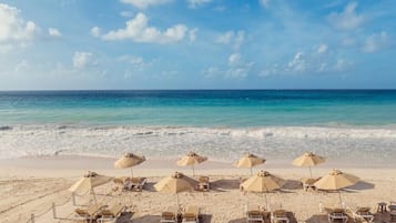 Plage, chaises longues, serviettes de plage