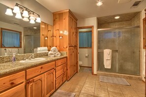 Combined shower/bathtub, jetted bath, hair dryer, bidet - Shanks' lodge is the ultimate home in the woods for large groups. (Mariposa)