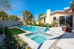 Een buitenzwembad en een verwarmd zwembad