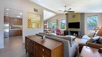 Smart TV, chimenea y reproductor de DVD