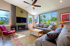 Smart-tv, een open haard en een dvd-speler