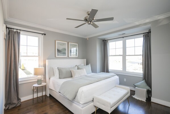 3 chambres, fer et planche à repasser, lit de bébé portatif